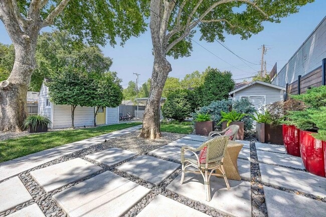 Building Photo - Beautiful vintage home