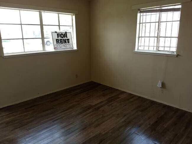 Building Photo - 920 Gardenia St