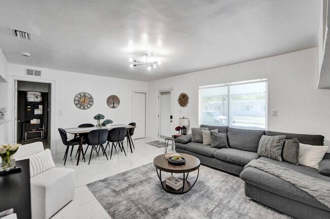 Building Photo - 2001 Washington St