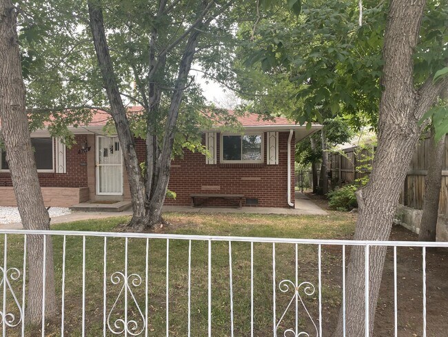 Building Photo - Remodeled Two Bedroom One Bathroom with Ya...