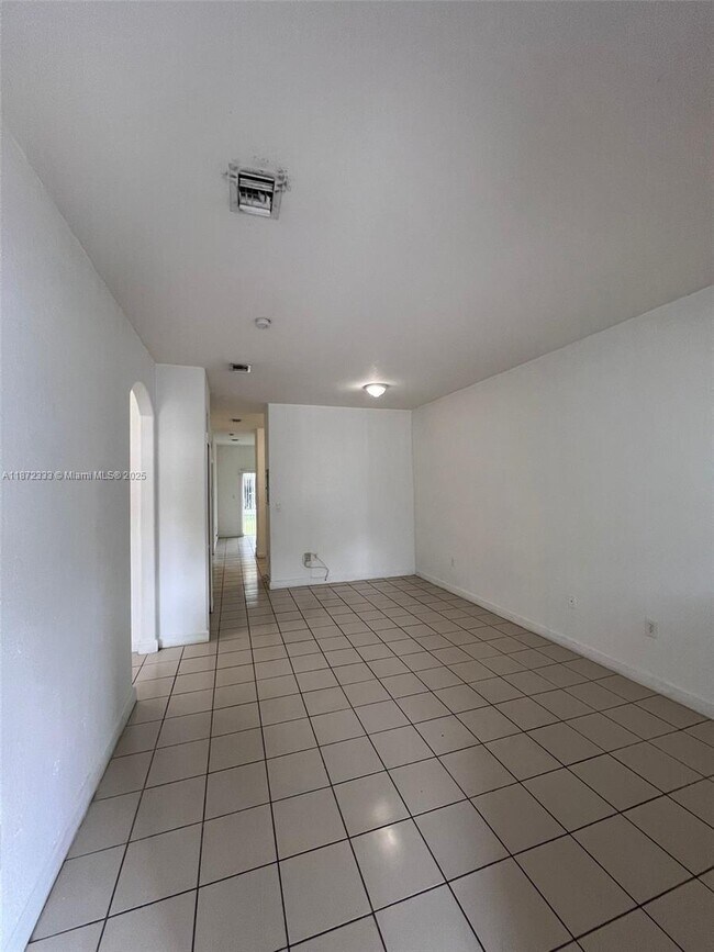 Building Photo - 1535 SE 26th St