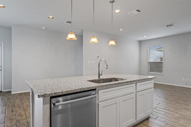 Building Photo - 300 Delta Crst