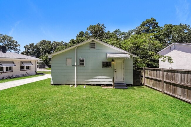 Building Photo - 1 bedroom / 1 bath ~ Just Renovated & Move...
