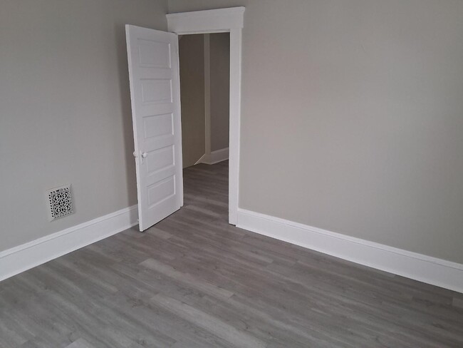 Building Photo - 1337 E 84th St