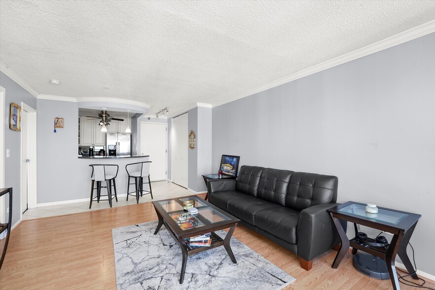 Building Photo - 111 W Maple St