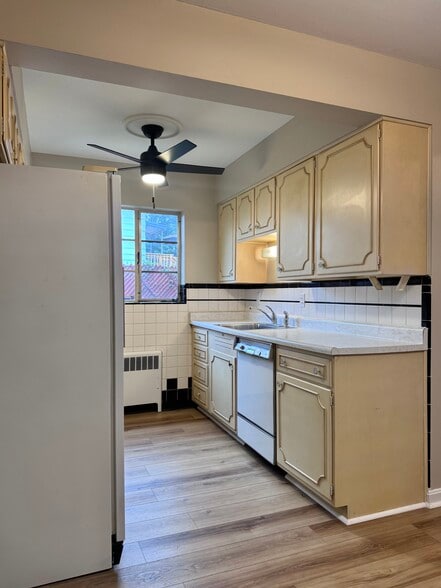 Kitchen - 4028 Harding Ave