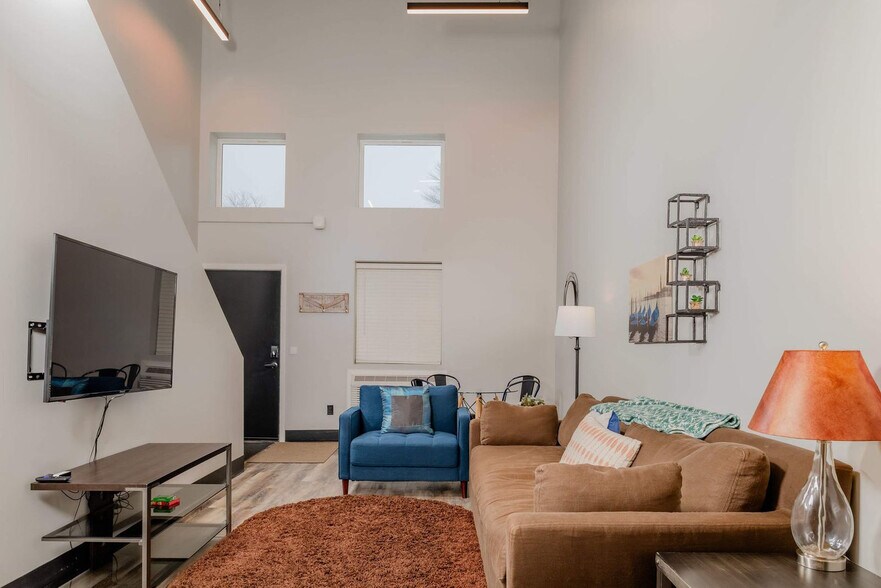 Building Photo - 217 S Badger Ave