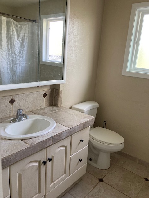 Main level bathroom w/shower-tub - 1560 Fir St S