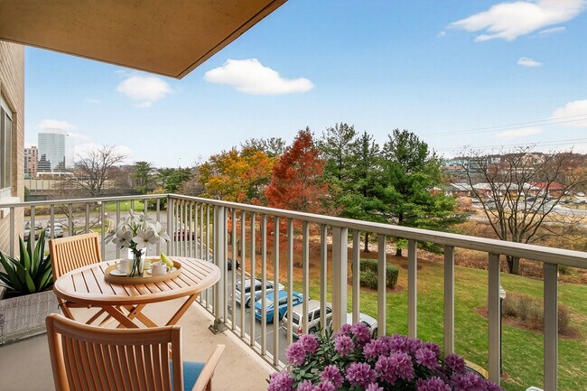 Building Photo - Martha Custis 319_