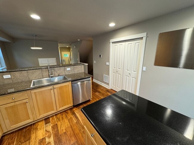 Building Photo - Amazing 2Bed/2.5 Bath Townhome in West Seattle!