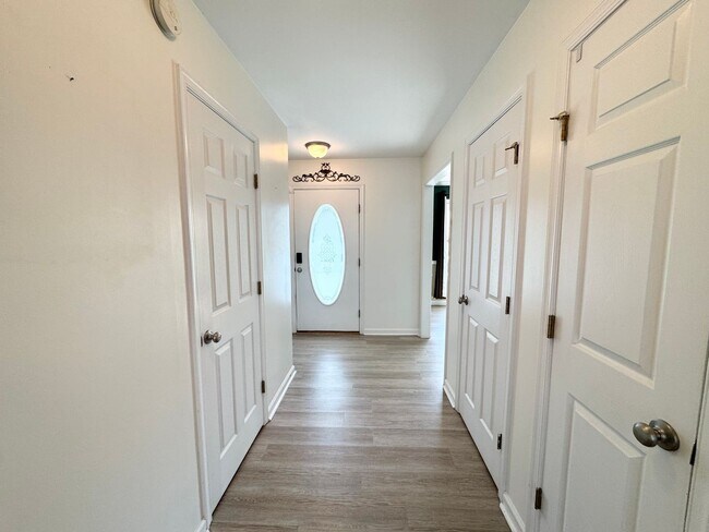 Building Photo - 302 Kingswood Blvd