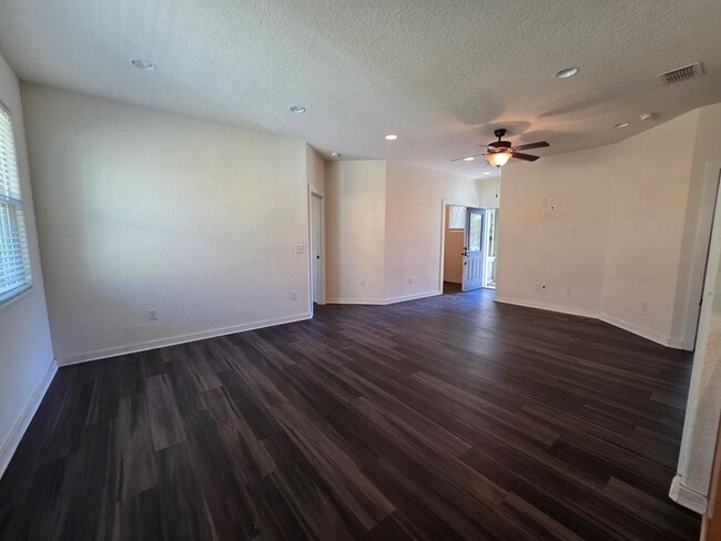 Building Photo - 121 Ivy Ln