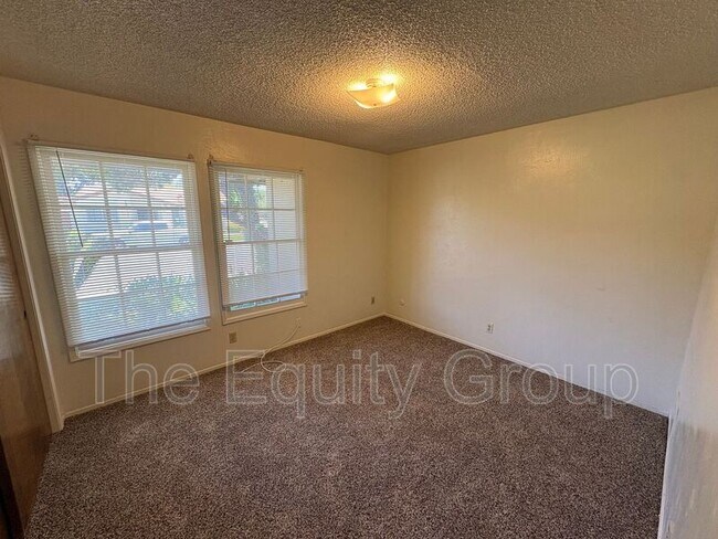Building Photo - 3924 W Hillsdale Ct