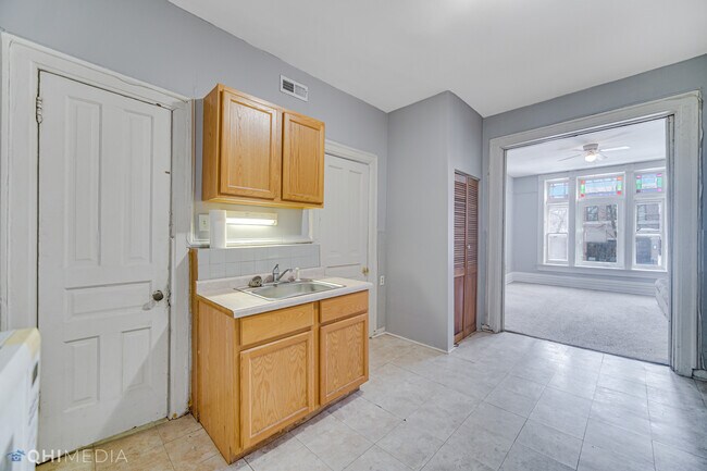 Building Photo - 1650 N Oakley Ave