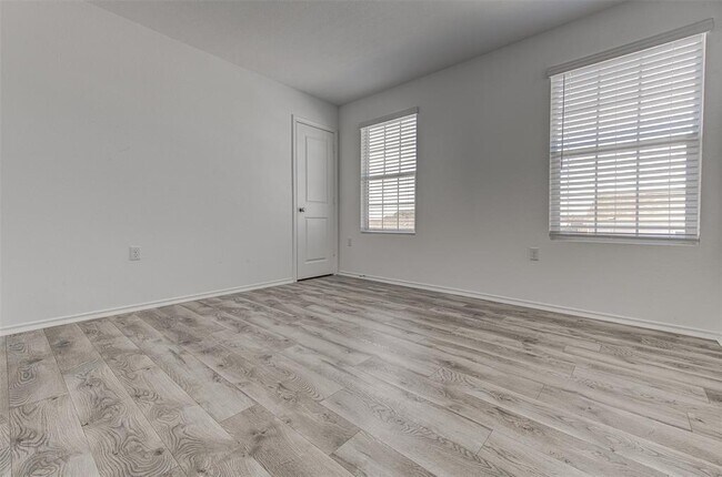 Building Photo - 2704 Shimsham Dr