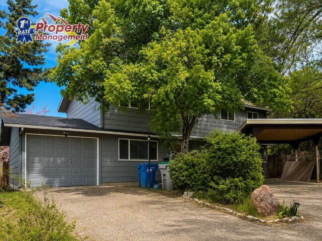 Building Photo - 1030 E Floral Ln