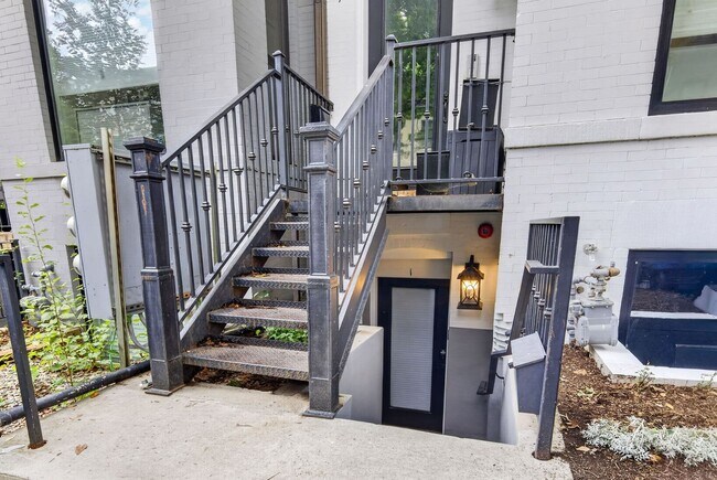 Building Photo - Bright Adams Morgan Condo with Den, Two Full Baths & In-Unit Laundry