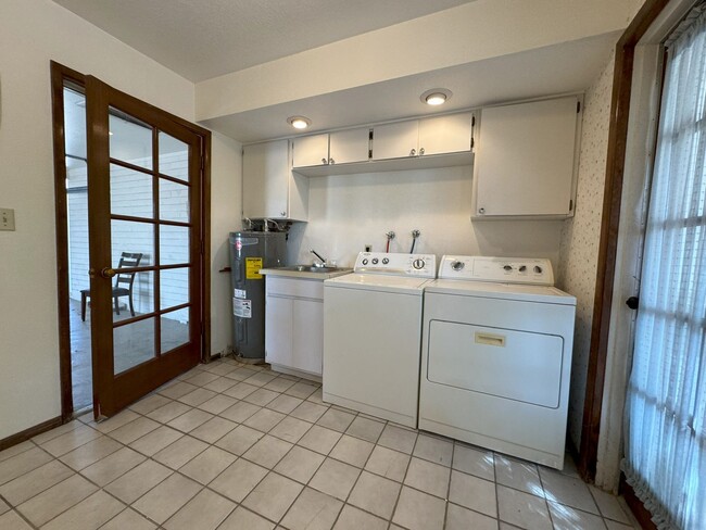 Building Photo - ***MOVE IN SPECIAL***2 BEDROOM HOME WITH T...