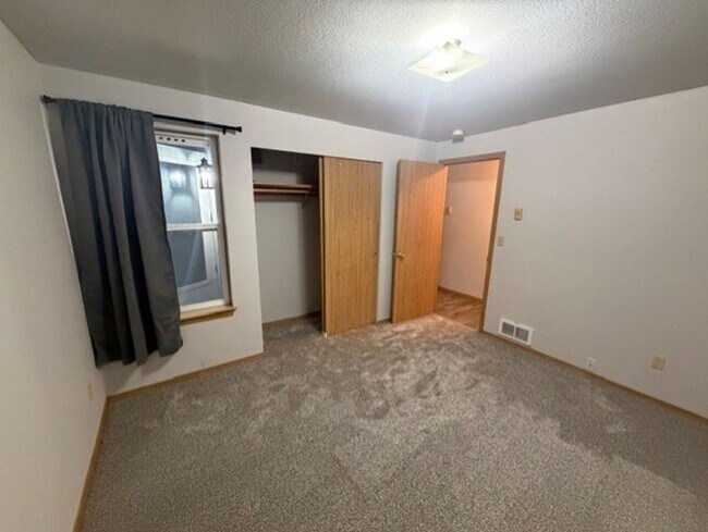 Building Photo - Charming home surrounded by farmlands