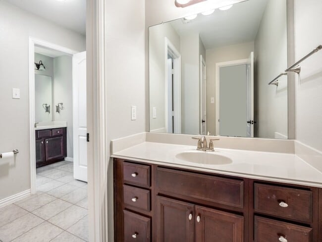 Building Photo - 3250 Woodbine Tr