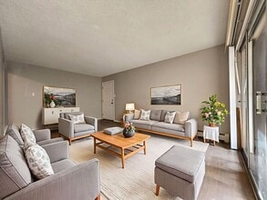 Building Photo - Beautifully Renovated 1-Bed, 1-Bath Apartment – Main Level Living | Move In Today and Get Your 2n...