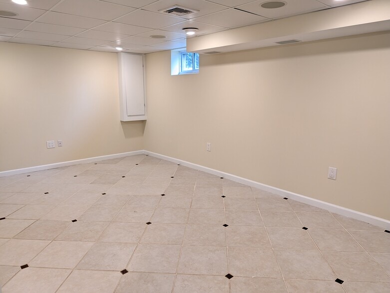 Building Photo - 449 Van Buren St