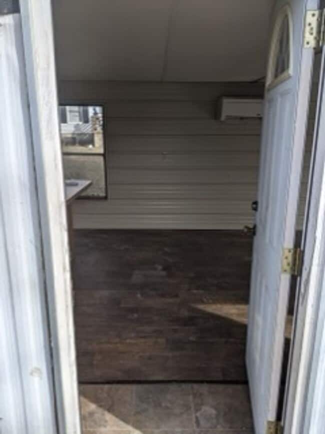 Building Photo - Come take a look at this 2-bedroom 1-bathroom in New Blaine.