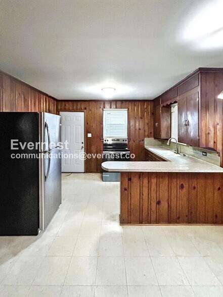 Building Photo - 1715 Longview Dr