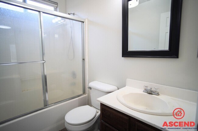 Building Photo - Charming 3 Bed 2.5 Bath Home Located Off of White Lane and Gosford!