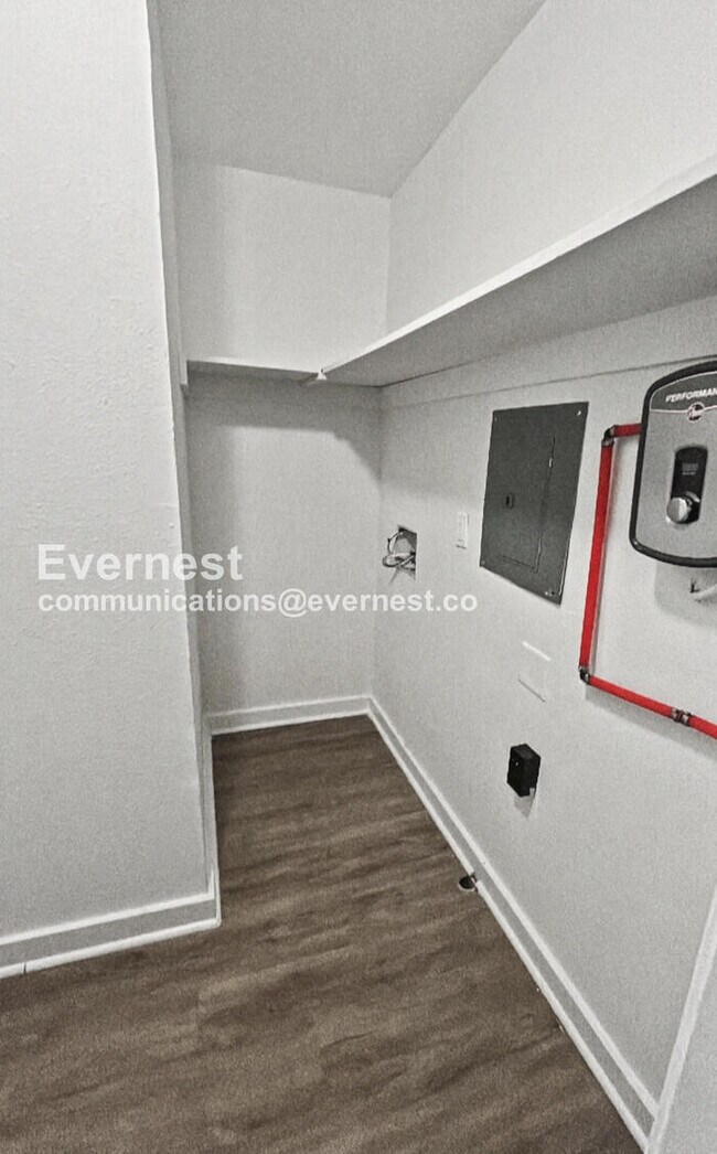 Building Photo - 1018 4th Ave W