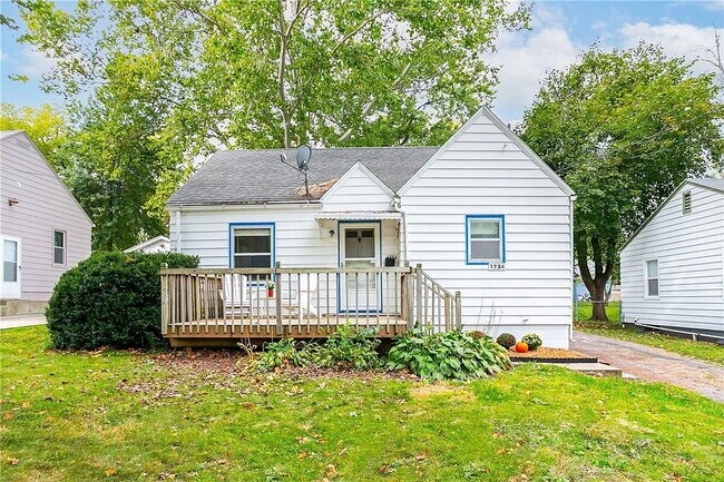 Building Photo - Charming 2-Bedroom Bungalow with Gleaming Hardwood Floors in Des Moines Area