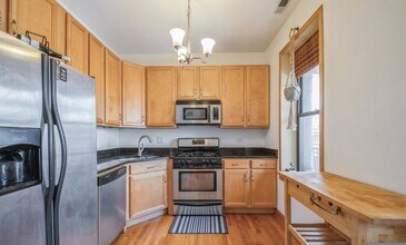 Building Photo - Bright 2 Bed 2 Bath in the Ukranian Village area