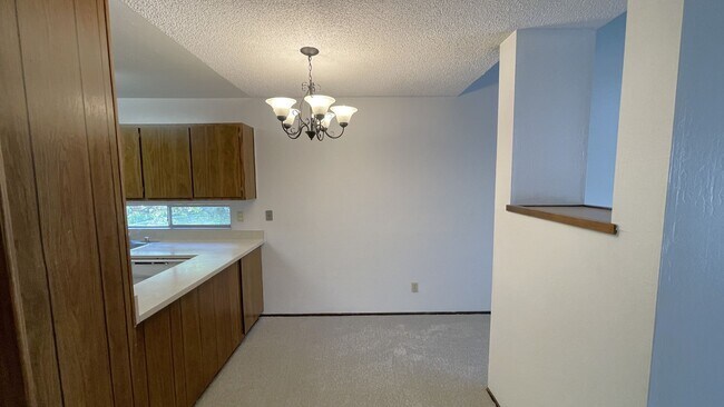 Building Photo - Walnut Creek! 1 bedroom 1 bath  excellent location walk to Bart & Bay Club, minutes to Downtown!