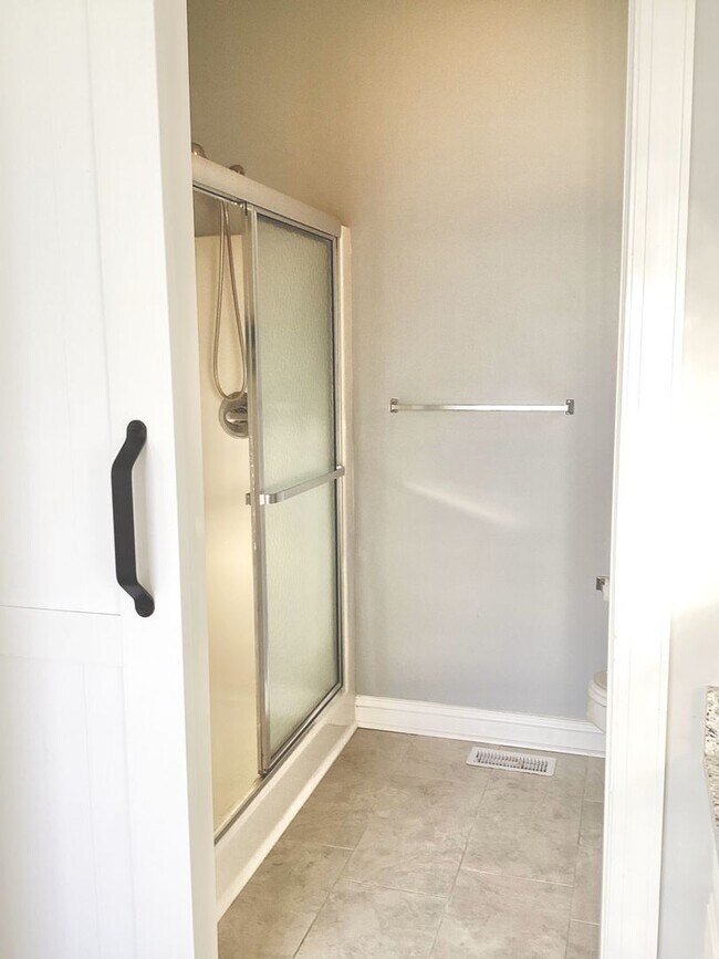 Building Photo - 4 Bed/3 Bath Spacious Home! Extra 2 Car Ga...