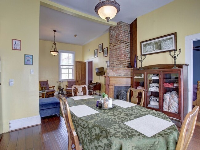 Building Photo - 617 Lyons St