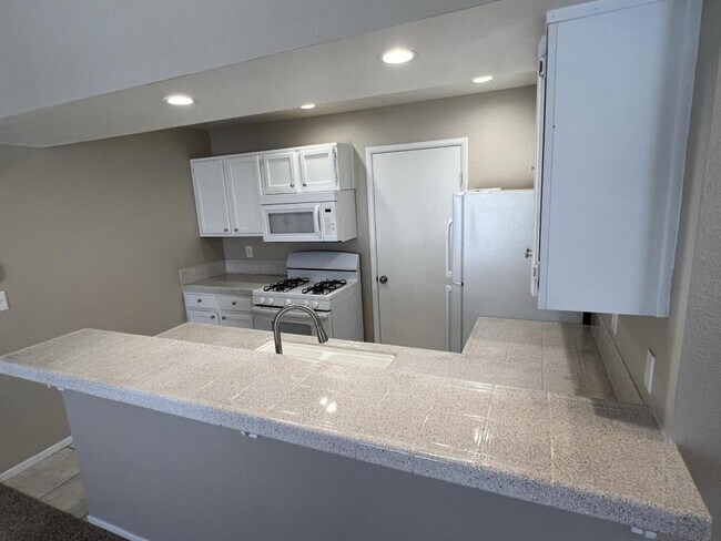 Building Photo - 7570 W Flamingo Rd