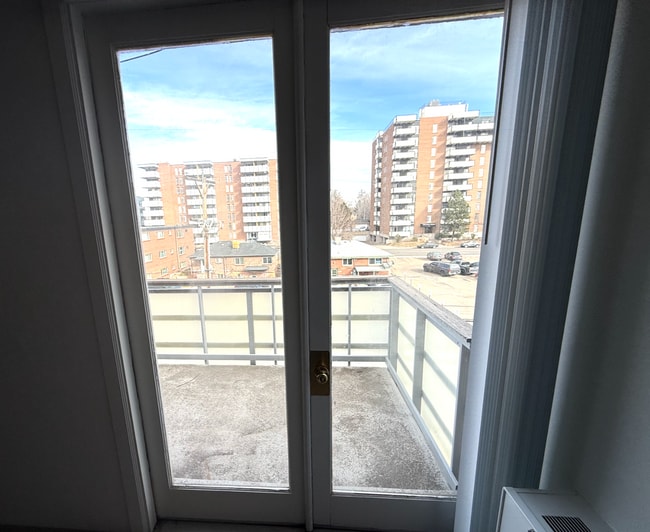 Building Photo - Studio Apartment in DU Area-Parking and Storage!