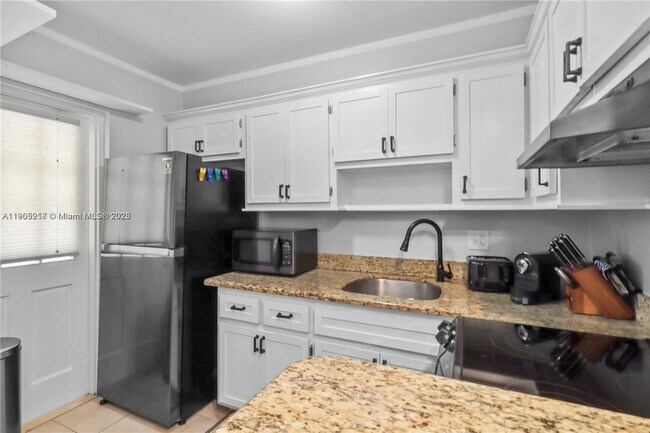 Building Photo - 2420 SE 17th St