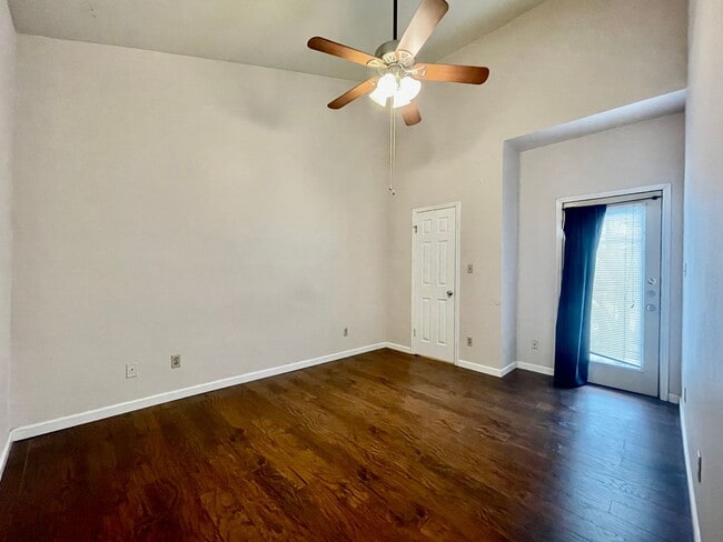 Building Photo - Centrally Located Condo - 2 Bedroom and 2 ...