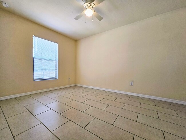 Building Photo - Stunning 3 Bed / 2 Bath Duplex w/ Garage –...