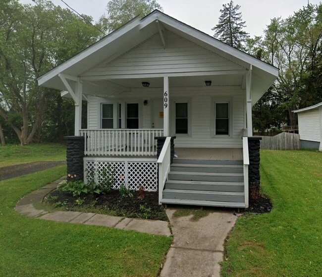 Primary Photo - 3 bedroom house for rent