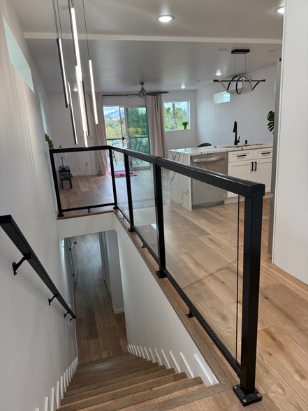 Entry foyer showing open concept - 4253 Raynol St