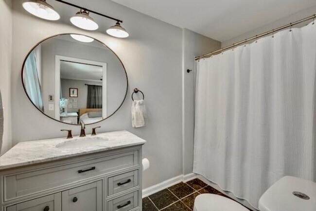 Building Photo - BEAUTIFUL 3 bedroom Lookout Valley home!