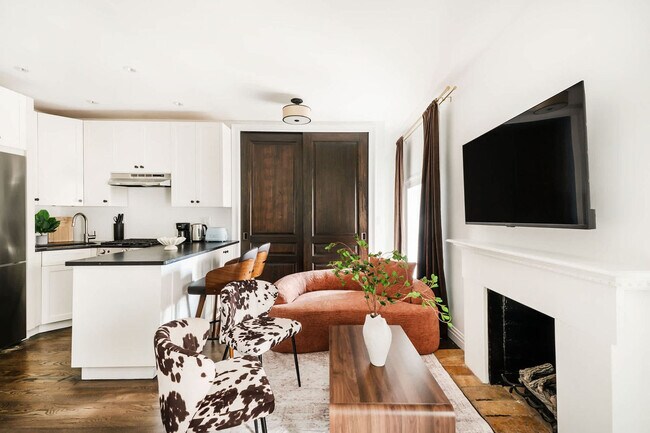 Primary Photo - 10 5th Ave