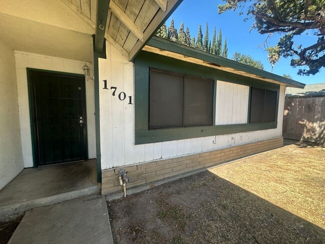 Building Photo - 1701 Ortega Dr