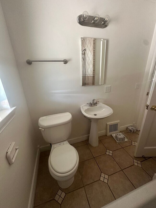 Building Photo - GET $500 OFF THE FIRST MONTHS RENT!!!!