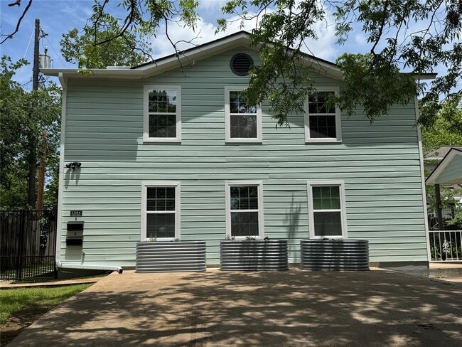 Building Photo - 1604 W 40th St