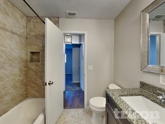 Building Photo - 3516 E Roundtree Dr