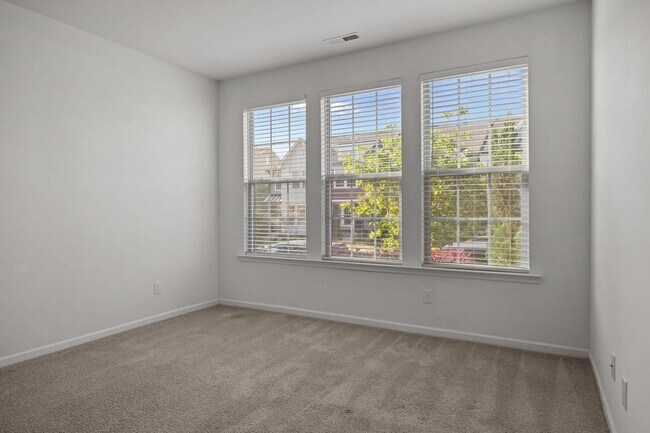 Building Photo - 1709 Shady Oaks Dr