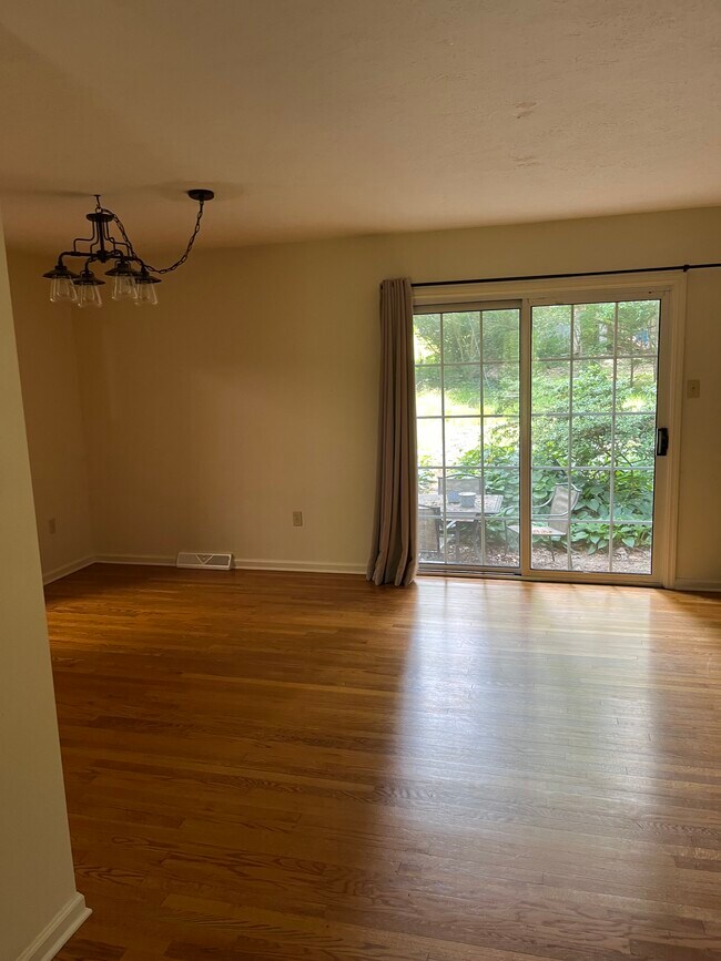 Livingroom/dining room - 35 Ferncliff Dr